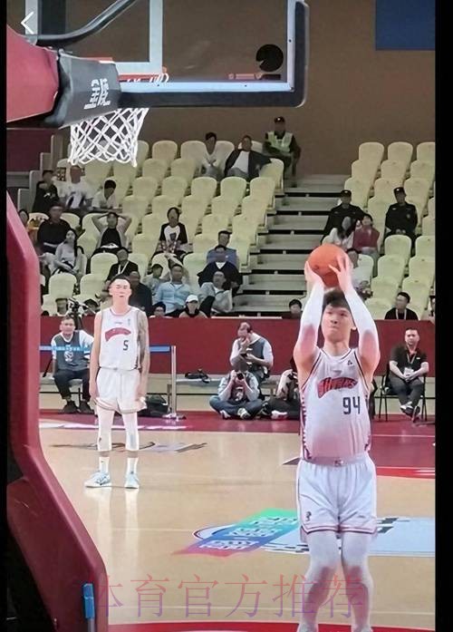 王哲林全场投篮5中3，罚球2中1得到8分9篮板2助攻1抢断